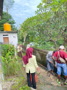 Bersih Lingkungan, Eratkan Kebersamaan: Aksi Posko III RT 06 RW 03 posko iii gotong