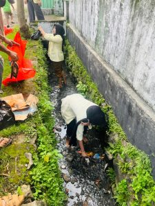 Implementasi Masalah Kebersihan Oleh Posko V dengan Gotong Royong posko inara got