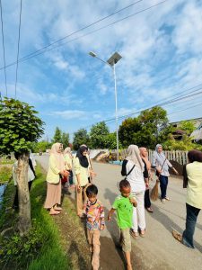 Implementasi Masalah Kebersihan Oleh Posko V dengan Gotong Royong posko v ada bu titin