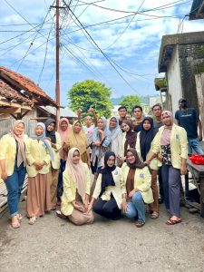 Implementasi Masalah Kebersihan Oleh Posko V dengan Gotong Royong posko v kiyut