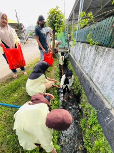 Implementasi Masalah Kebersihan Oleh Posko V dengan Gotong Royong poskov inara