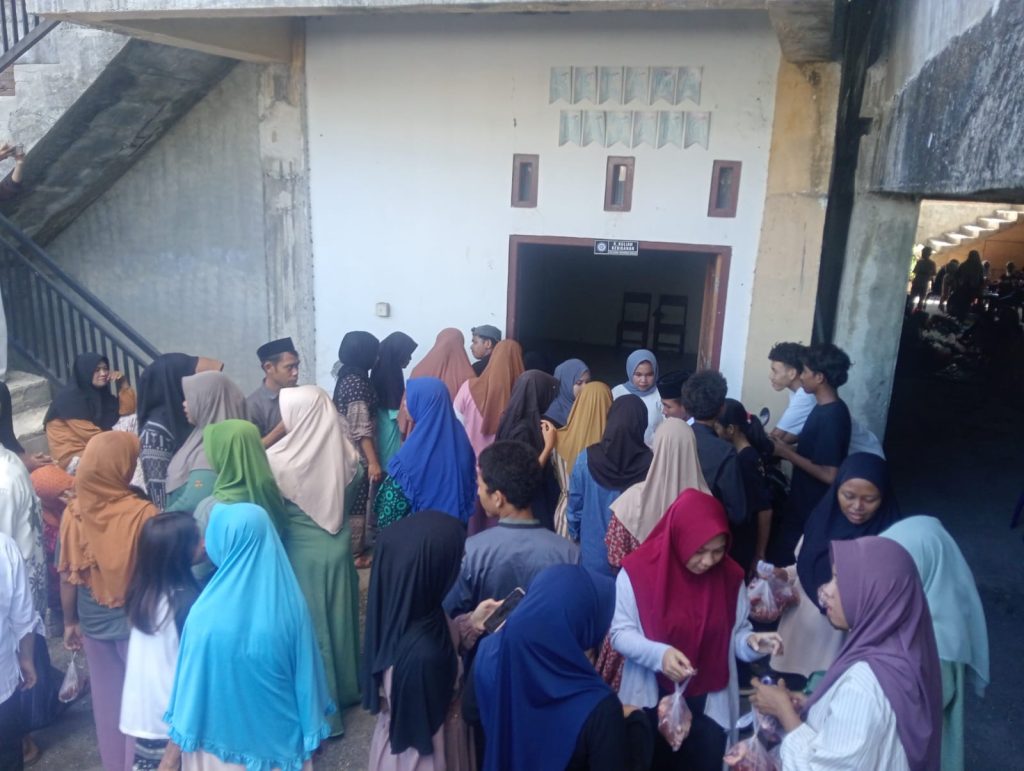 Idul Adha 1447 H, Politeknik Muhammad Dahlan Bima Bagikan 350 Paket Daging Kurban whatsapp image 2026 08 11 at 21.19.53